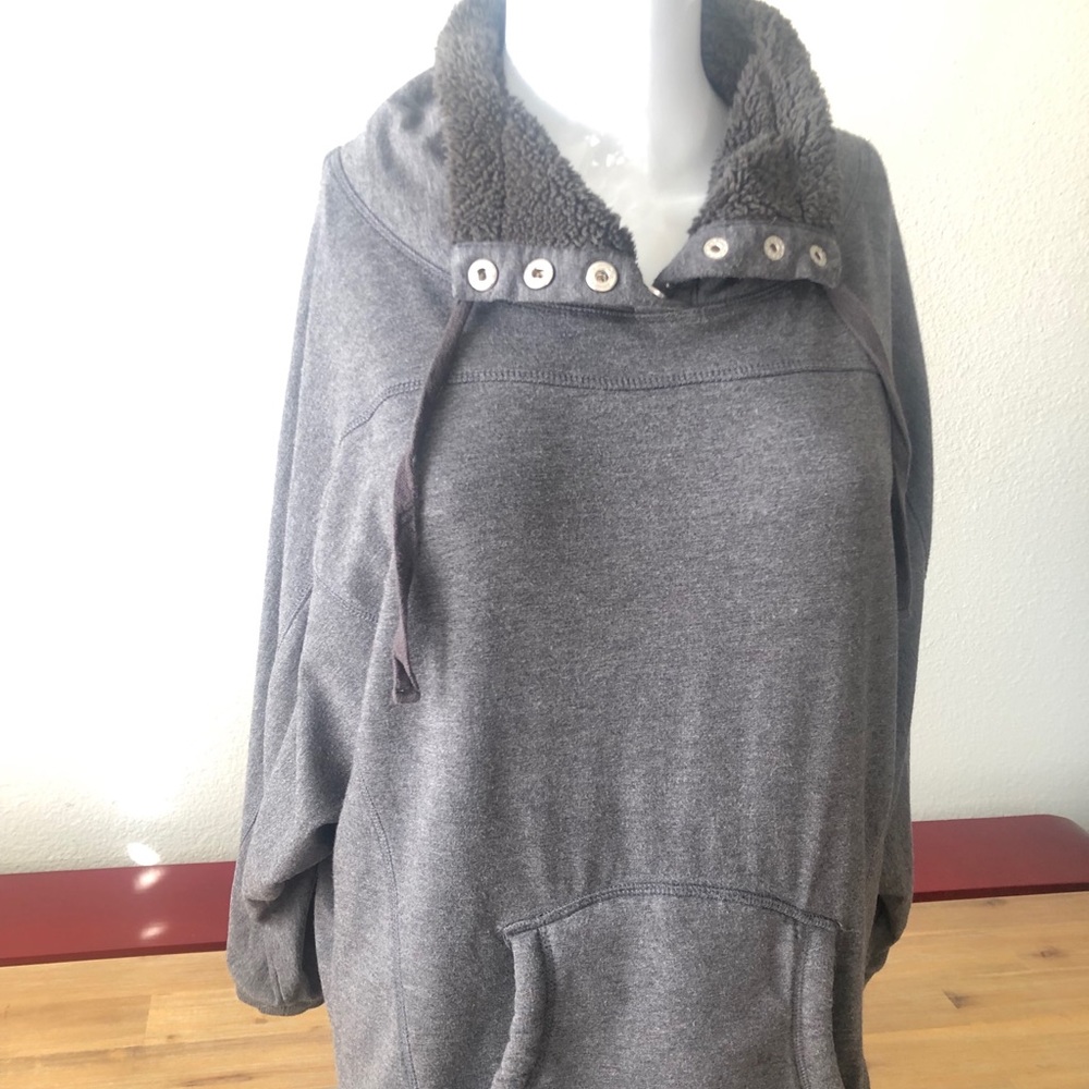 ALO Yoga Pullover - Medium